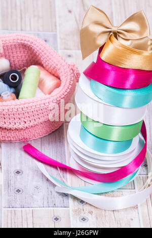 Bunte Körbe, Bänder und Spitzen und andere Tools für Scrapbooking und handgefertigt Stockfoto