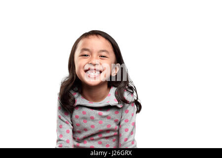 Lächelnde asiatische Kind zeigt ihre fehlenden Zahn isoliert auf weißem Hintergrund Stockfoto