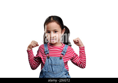 Lustige kleine Asiatin zeigt ihre Handmuskeln isoliert auf weißem Hintergrund Stockfoto