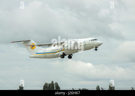 Borispol, Ukraine - 2. Oktober 2011: Antonow An-148 regionale Passagierflugzeug vom Flughafen in trüben Herbsthimmel hebt ab Stockfoto