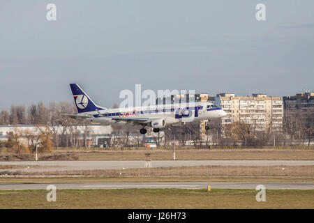 Borispol, Ukraine - 13. November 2010: Viele Airlines Embraer ERJ-170-200LR Flugzeug auf der Landebahn am Flughafen landet Stockfoto