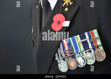 Eine Kriegsveteran ist eine Hommage an die gefallenen Helden während der World Masters Games 2017 Anzac Day-Gedenkfeier am Queens Wharf in Auckland am 25. April 2017. (Foto: Shirley Kwok/Pacific Press) Stockfoto