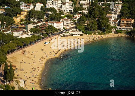 Luftaufnahme von Canyelles Strand in der Stadt der Rosen, an der Costa Brava bei Sonnenuntergang Stockfoto