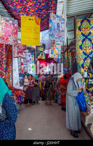 MARGILAN, Usbekistan - 21 AUGUST: Menge von Menschen zu Fuß durch die Kumtepa-Basar. Markt ist einer der größten im Bereich läuft einmal pro Woche. Augus Stockfoto