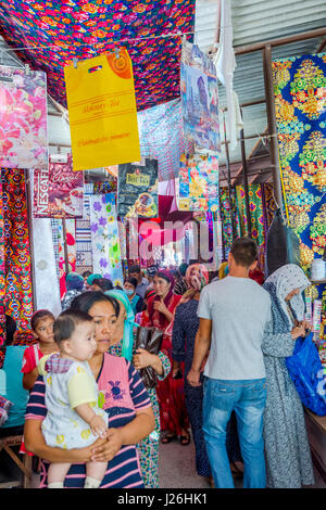 MARGILAN, Usbekistan - 21 AUGUST: Menge von Menschen zu Fuß durch die Kumtepa-Basar. Markt ist einer der größten im Bereich läuft einmal pro Woche. Augus Stockfoto