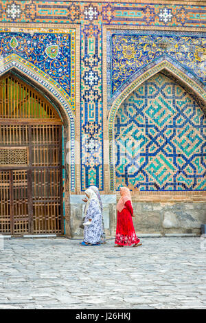 SAMARKAND, Usbekistan - 27 AUGUST: Frau Tilya-Kori Madrasah in Registan, Samarkand übergeben. August 2016 Stockfoto