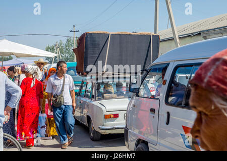 MARGILAN, Usbekistan - AUGUST 21: Menschen, Transport von Sofa auf dem Dach des alten sowjetischen Lada Auto vom Kumtepa Bazar. August 2016 Stockfoto