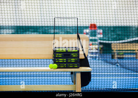 Nahaufnahme des Tennisplatzes durch das Netz Stockfoto