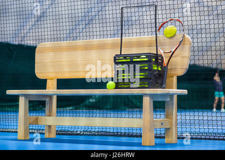 Nahaufnahme des Tennisplatzes durch das Netz Stockfoto