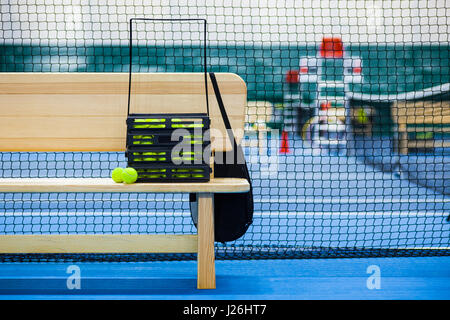 Nahaufnahme des Tennisplatzes durch das Netz Stockfoto