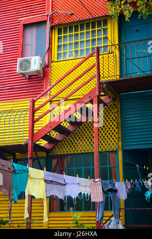 Haus mit hellen Farben auf der berühmten "Caminito De La Boca", gemalt von dem argentinischen Künstler Benito Quinquela Martin. Buenos Aires, Argentinien. Stockfoto