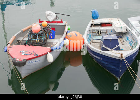 Ein paar kleine offene geschälten Angelboote/Fischerboote in Porthleven Hafen getrennt durch eine große orange Boje Stockfoto