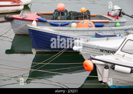 Kleine Fischerboote im Hafen von Porthleven Stockfoto