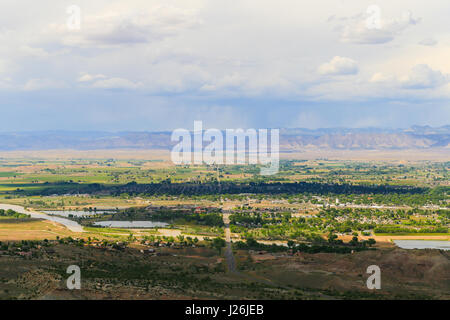 Blick auf die Stadt von Fruita in Colorado aus Colorado National Monument mit der Gunnison River vor und das Buch Klippen in den Rücken zu sehen. Stockfoto