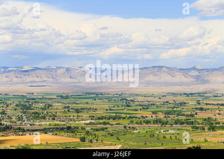 Blick auf die Buch-Klippen mit der Stadt von Fruita in Colorado vor. Stockfoto