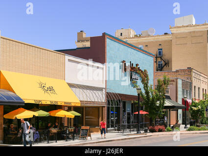 Grand Junction, USA - 28. Mai 2016: Cafe mit Restaurants und Geschäfte an der Hauptstraße der Stadt. Menschen gehen durch. Stockfoto