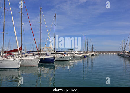 Yachten ankern im Hafen von Fuengirola, Spanien Stockfoto