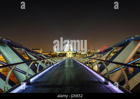 Beleuchtete Millennium Bridge und St. Pauls Cathedral, Nachtaufnahme, London, England, Vereinigtes Königreich Stockfoto