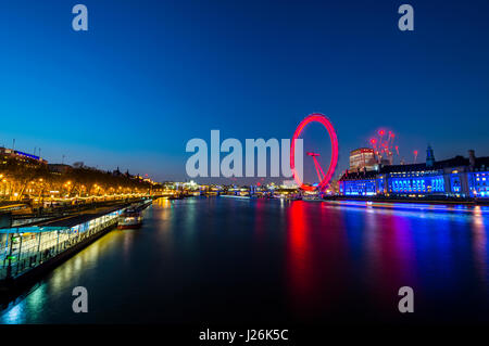 London Eye auf der Themse mit Reflexion, beleuchtet, Nachtaufnahme, London, London Region, England, Vereinigtes Königreich Stockfoto