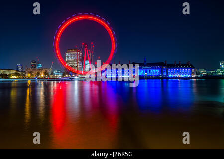 London Eye auf der Themse mit Reflexion, beleuchtet, Nachtaufnahme, London, London Region, England, Vereinigtes Königreich Stockfoto