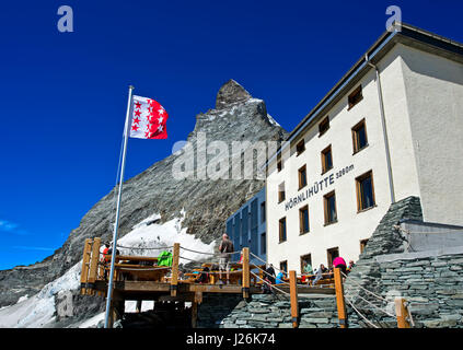 Renovierte Hörnlihütte und Wallis Kanton Flagge am Matterhorn, Zermatt, Kanton Wallis, Schweiz Stockfoto