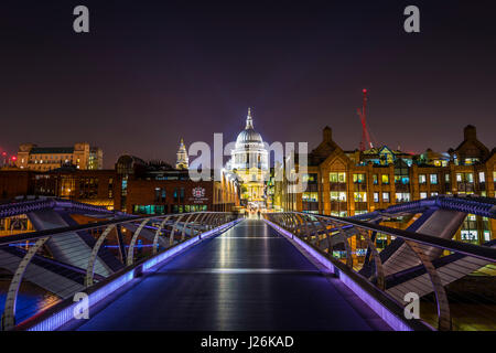 Beleuchtete Millennium Bridge und St. Pauls Cathedral, Nachtaufnahme, London, England, Vereinigtes Königreich Stockfoto