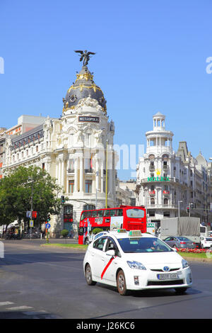 Madrid, Spanien - 1. September 2016: Straßenverkehr in der Nähe von The Metropolis Gebäude in Madrid Stockfoto