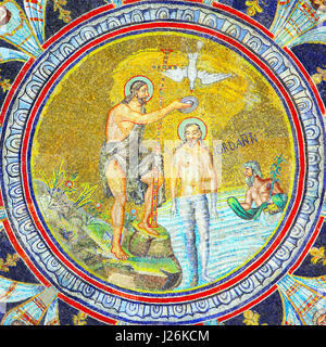 Ravenna, Italien - 14. Oktober 2016. Johannes der Täufer tauft Jesus - Mosaik in der Taufkapelle Neoniano in Ravenna (4. – 5. Jahrhundert), Italien. Stockfoto