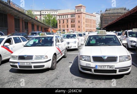 Madrid, Spanien - 10. Mai 2012: Viele weiße Taxis in der Nähe von Atocha-Bahnhof in Madrid Stockfoto