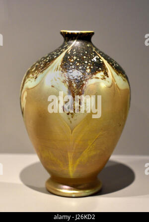 Vase aus der Serie ANSTEUERNDE 1899 von Louis Comfort Tiffany 1848 –1933 Art Deco Jugendstil New York, American, Vereinigte Staaten von Amerika, USA, (Künstler und Designer, die in den dekorativen Künsten gearbeitet und ist bekannt für seine Arbeit in Glasmalerei) Stockfoto