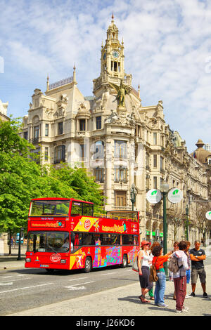 Porto, Portugal - 12. Mai 2012: Hop-on Hop-off-sightseeing-Bus in der Innenstadt von Porto Stockfoto