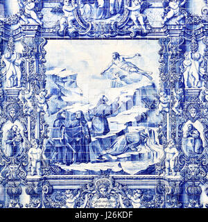 Porto, Portugal - 13. Mai 2012: Traditionelle portugiesische eigelegten Azulejo an Außenwand der Kirche Capela Das Almas De Santa Catarina in Porto Stockfoto