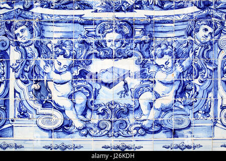 Porto, Portugal - 13. Mai 2012: Detail des traditionellen portugiesischen eigelegten Azulejo an Außenwand der Kirche Capela Das Almas De Santa Catarina in Po Stockfoto
