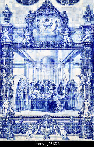Porto, Portugal - 13. Mai 2012: Traditionelle portugiesische eigelegten Azulejo an Außenwand der Kirche Capela Das Almas De Santa Catarina in Porto Stockfoto