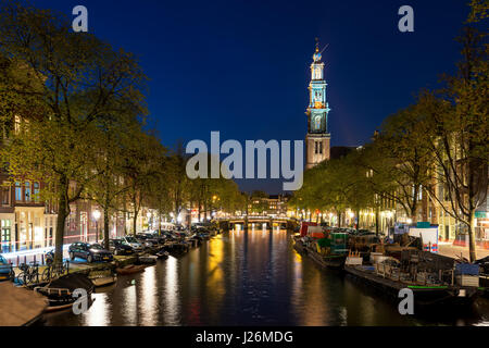 Amsterdamer Westerkerk Kirchturm am Kanal in Amsterdam, Niederlande. Stockfoto