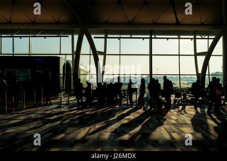 Masse der Passagiere mit Gepäck warten in der Abflughalle im Flughafen-terminal. Stockfoto