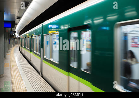 Einrichtung einer Plattform mit u-Bahn Pendler in Tokio, Japan und Tokyo-u-Bahnstation. Stockfoto