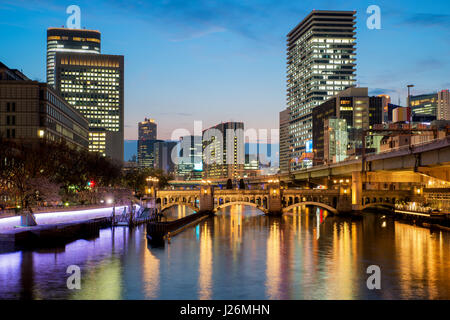 Osaka Wolkenkratzer Gebäude in Nakanoshima Bezirk in der Nacht in Osaka, Japan Stockfoto