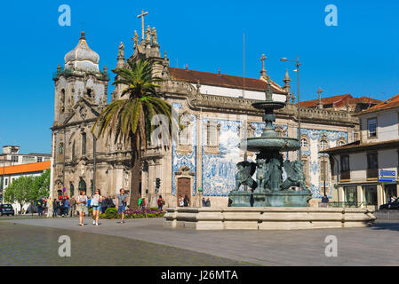 Porto Portugal Kirche, Blick auf die Barockkirche Igreja do Carmo und den Löwenbrunnen auf dem Platz Praca de Gomez Teixeira im Zentrum von Porto Stockfoto