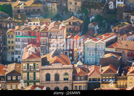 Porto Portugal Altstadt, Luftaufnahme von Gebäuden in der historischen Ribiera Altstadt im Zentrum von Porto, Portugal, Europa. Stockfoto