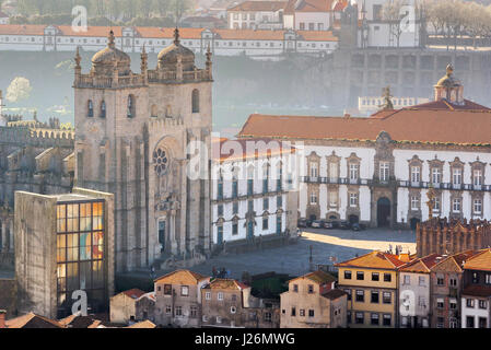 Porto Kathedrale, Blick auf die Westfront und Terrasse der Porto Kathedrale, die SE, in der zentralen Altstadt von Porto (Porto), Portugal Stockfoto