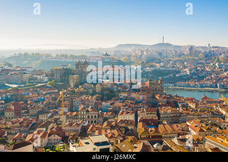 Porto Portugal Stadtbild, Aussicht im Sommer der Kathedrale (Se) und der Altstadt im Zentrum von Porto, Portugal, Europa. Stockfoto