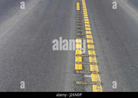 Detailansicht der Mitte Rüttelstreifen auf einer Autobahn. Stockfoto