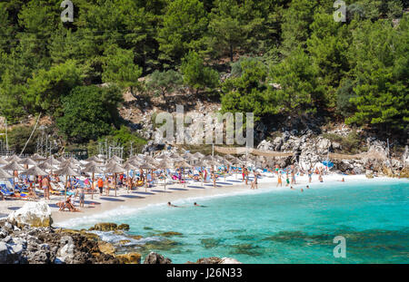 Griechenland, Thassos - 21.September: Schöne Marmor beach auch bekannt als Saliara, Touristen genießen einen schönen Sommertag am Strand in Thassos auf Sep Stockfoto