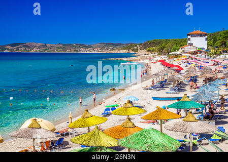 Griechenland, Thassos - 19 September: Schöne Pefkari Beach in der Nähe von Potos, Touristen genießen einen schönen Sommertag am Strand auf Thassos am 19. September 2013 Stockfoto