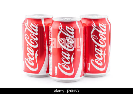 Belgrad, Serbien - 7 Oktober 2014:Three Coca Coladosen isoliert auf weißem Hintergrund. Stockfoto