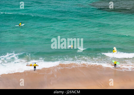 FUERTEVENTURA - 26. SEPTEMBER: Surfer am Strand Playa del Aguila in Fuerteventura, Spanien am 26. September 2015 Stockfoto