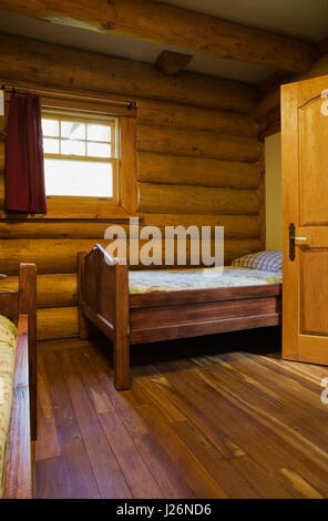 Gäste Schlafzimmer in einem 2003 gebauten Einfamilienhaus im Landhausstil anmelden Stockfoto