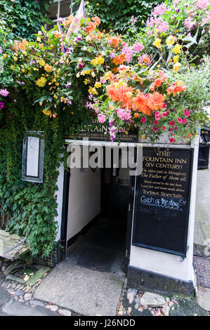 Wildem Wein und Blumen rund um den Haupteingang in the Fountain Inn Mevagissey in Cornwall, Großbritannien Stockfoto