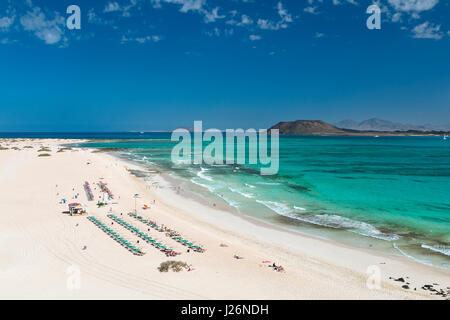 Luftbild von Corralejo Strand und türkisfarbenes Wasser in Fuerteventura, Spanien mit Isla de Lobos und Lanzarote im Hintergrund. Stockfoto